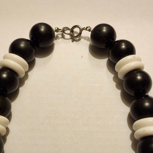 Vintage Chunky Beaded Necklace 16" 60's 70's Black and White - Picture 2 of 5